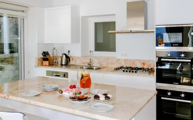 Ketchy Villa , Sleeps 14 , Infinity pool , Wifi , Sunset