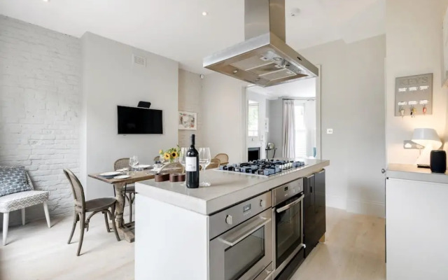 Chic Wandsworth Home With Patio