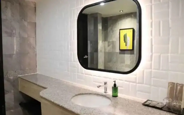 The Quarter Saphankhwai by UHG