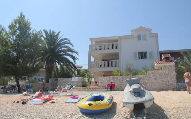 Apartment Arbanija 14825b