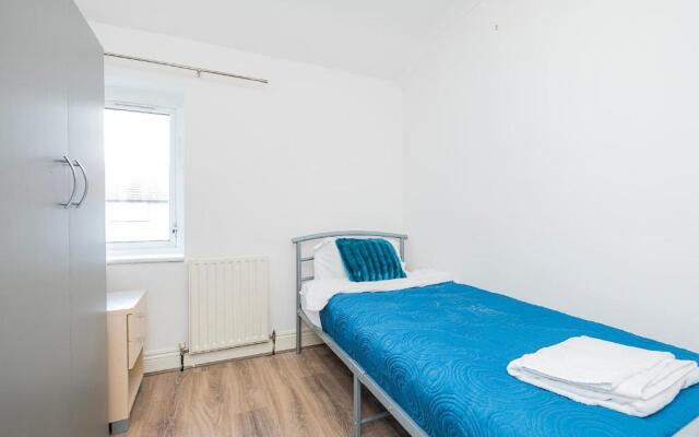 4 Bedrooms Self Catering Dagenham House, Free Wifi & Netfix