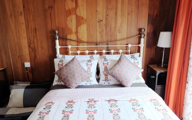 Rimrabeang Amphawa Cafe and Suite