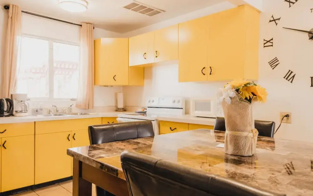 1 or 3 Bedroom Apartment with Full Kitchen