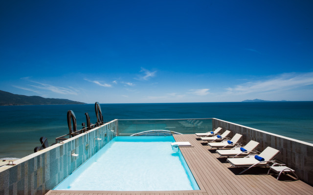 Holiday Beach Hotel Danang