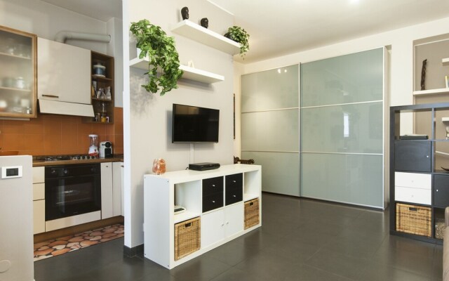 High Rise Studio Flat near Metro Stop