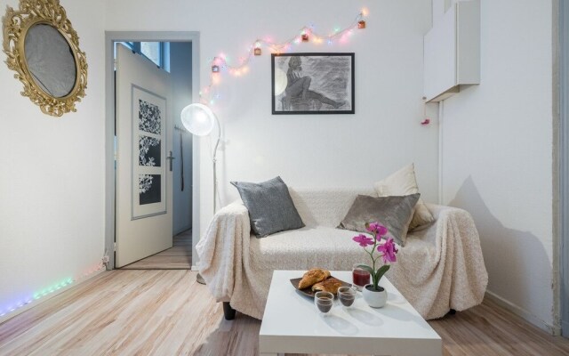 Charming Apartment On The Pedestrian Street Of The