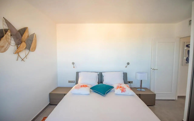 High Standing with Incredible Old Antibes and Sea views