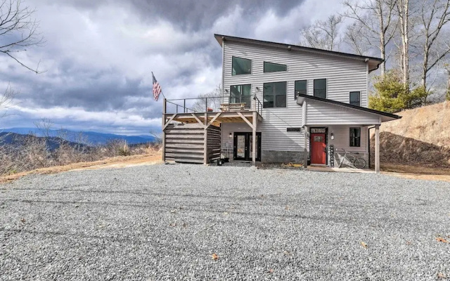 Scenic Hillside Cabin in Sylva w/ Hot Tub & Views!