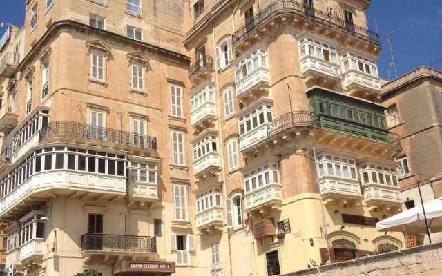 Grand Harbour Hotel