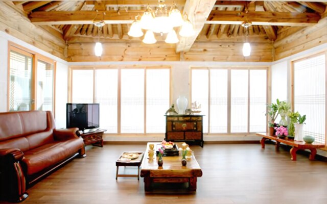 Hongchen Hanok Pine Scent Pension