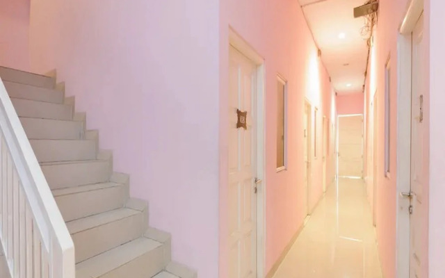 RedDoorz near Stasiun Palmerah