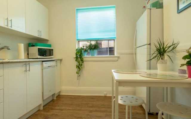 Bright Apartment Near St. Clair W Station