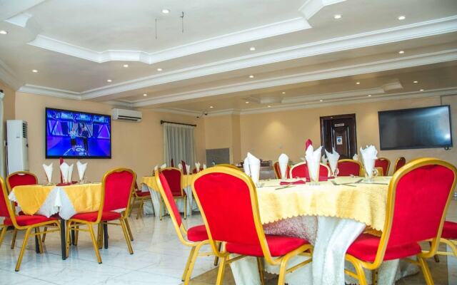 Royal Crest Hotel & Suites