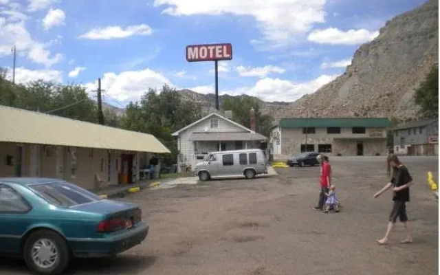 Riverside Motel