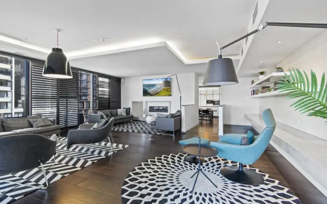 Chic 1-bed With Balcony Views and Amenities