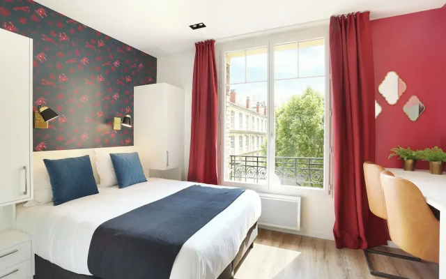 YAYS Paris Zola by Numa