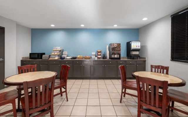 Days Inn by Wyndham College Park Airport Best Road