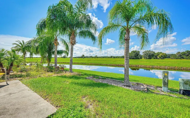 Sunny Canal-view Villa w/ Lanai in Sebring!