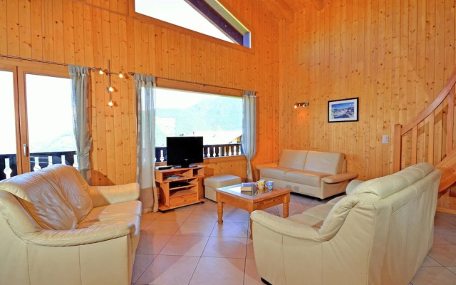 Luxurious Chalet in Riddes with Hot Tub – Guest Rooms – La Tzoumaz