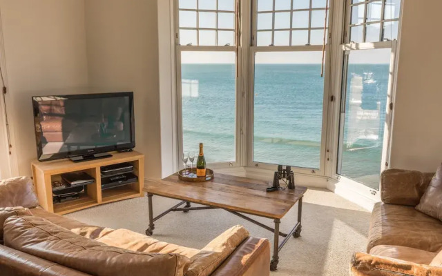 Waters Edge Apartment at Beach House