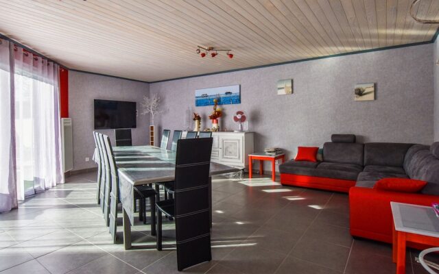 Charming Holiday Home in La Teste-de-buch With Swimming Pool