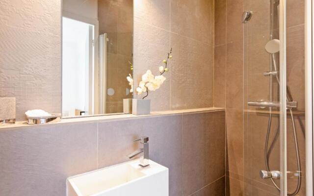 Palais Area: Modern 4 Bedrooms/ 4 Baths