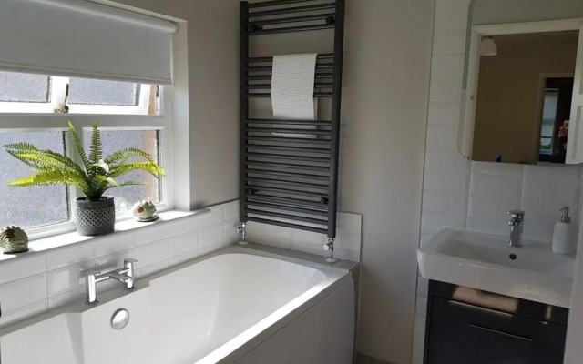 Portrush - Hope Cottage - sleeps 5 guests  in 3 bedrooms