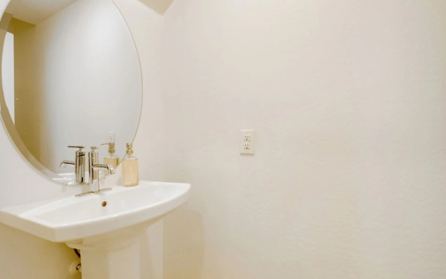 Community Perks: Executive Chandler Townhome