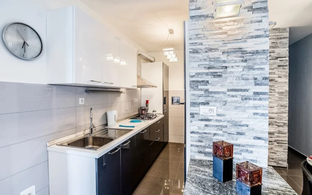 Modern apt Close to Znjan Beach, With big Terrace