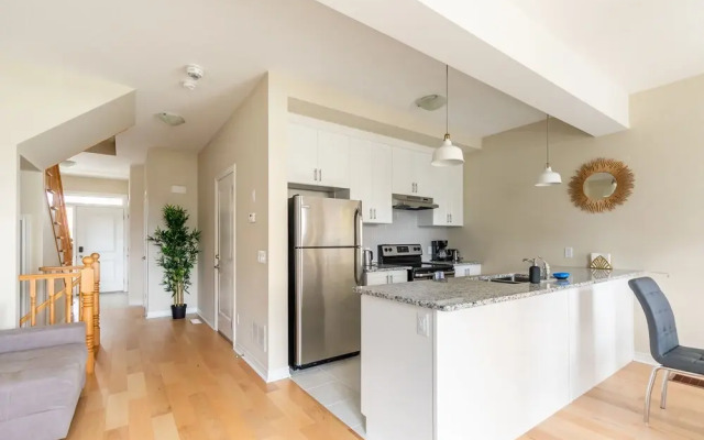 GLOBALSTAY. Modern Townhomes on Lake Ontario