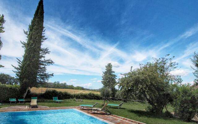 Apartment in a farmhouse with swimming pool