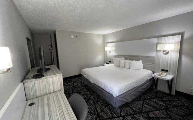 BAYMONT INN &amp; SUITES PEORIA