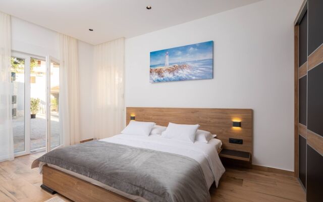 Beachfront Villa Seashell with Pool