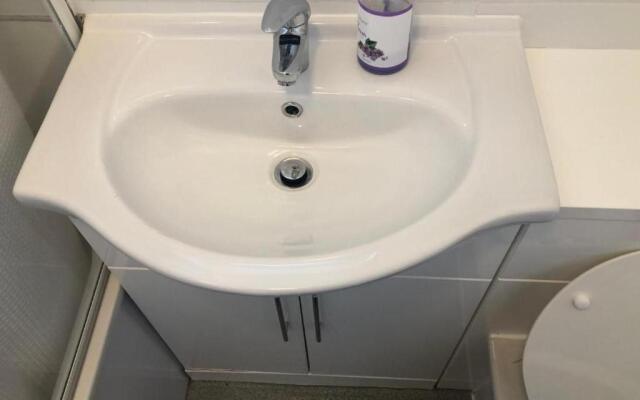 Small Modern Comfortable 2 Bedroom Apartment - Cmyr