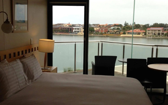 Lakes Hotel