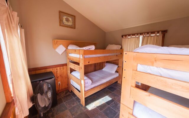 North Yellowstone Lodge and Hostel