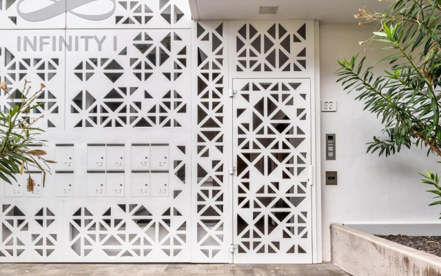 Infinity 1-2 LUXE PARTIAL SEA VIEW 2B