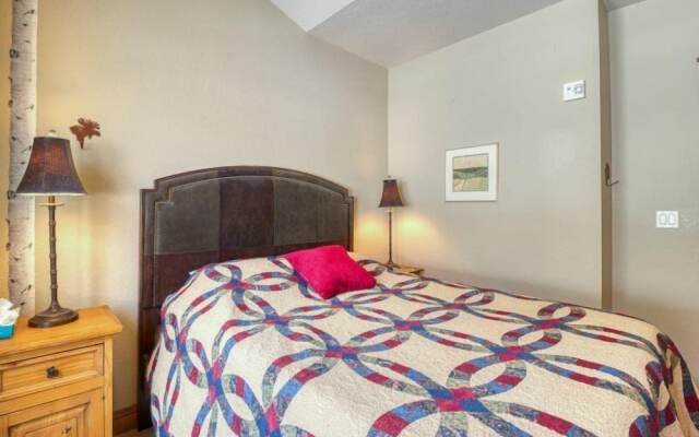 Private Family Friendly 2 Bedroom Townhome Located in East Keystone With Access to Free Shuttle Service