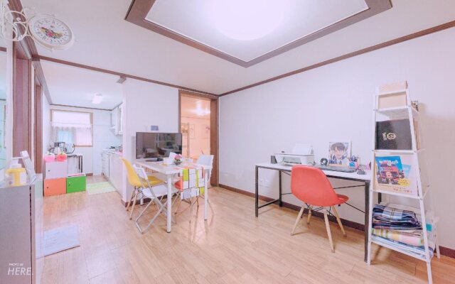 Kpopstarz Guesthouse - Women Only