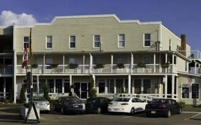 Parkland Village Inn