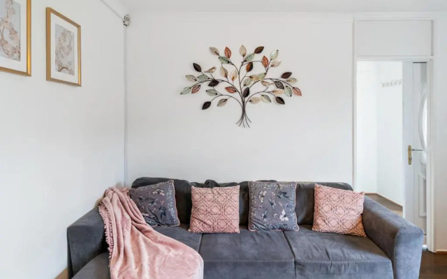 Dwellers Delight Living Ltd Serviced Accommodation, Chigwell, London 3 bedroom House, Upto 7 Guests, Free Wifi & Parking