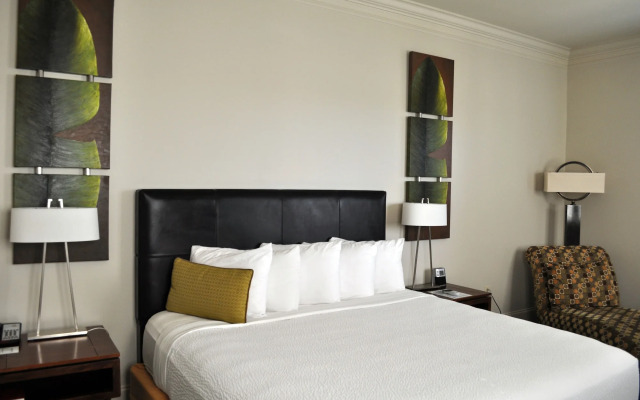 Carriage House Hotel