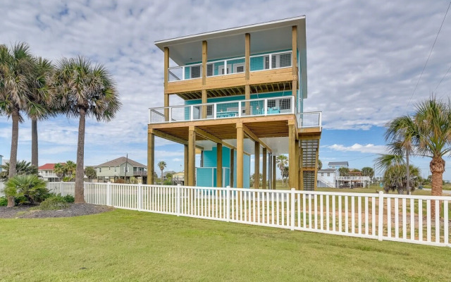 Steps to Beach: Vibrant House in Galveston!