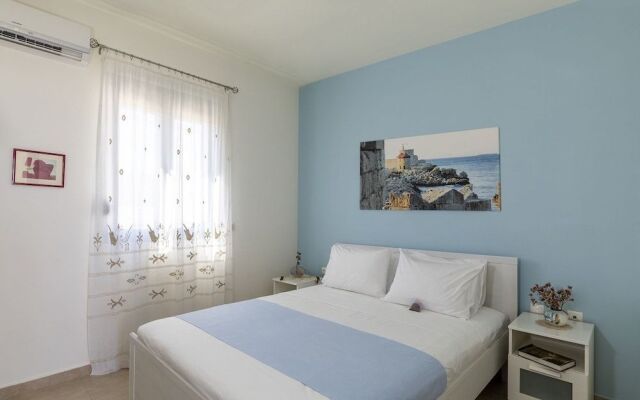 Live by the sea at House Almyra