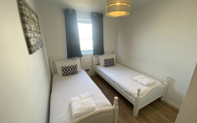 Stunning 2 bed Seaside Apartment With Sea Views