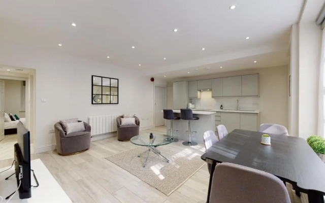 Chic Apartment by Hyde Park