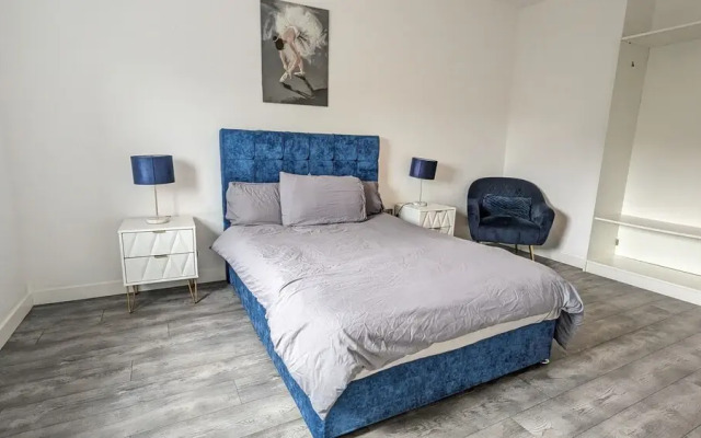 Modern 2 Bed Apt - 15 Mins to Birmingham