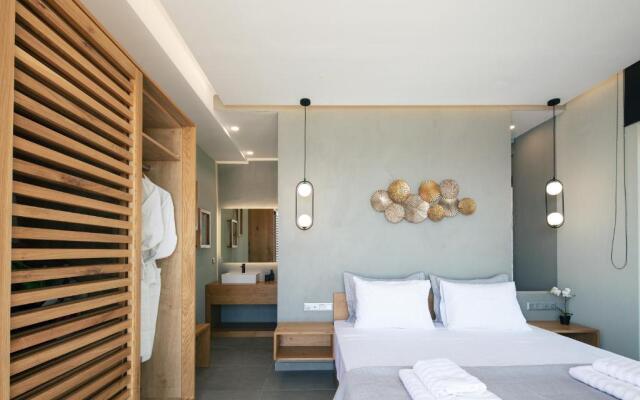 Seafront elegant villa, with infinity pool & devine views!