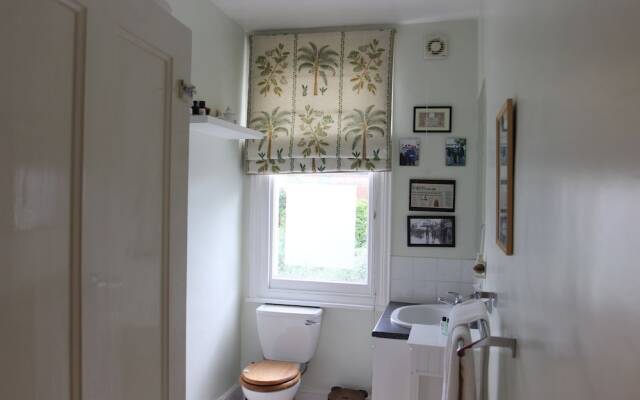Enchanting Earlsfield Home by Wimbledon Park