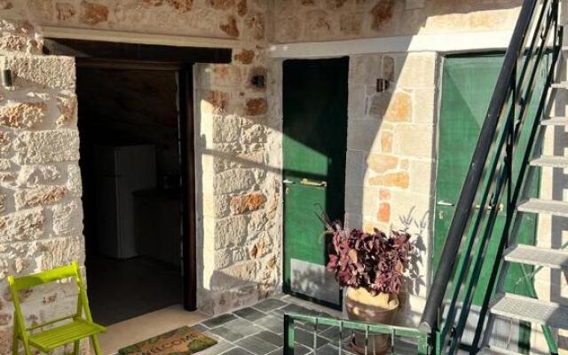 Tholos Studio, Sternes